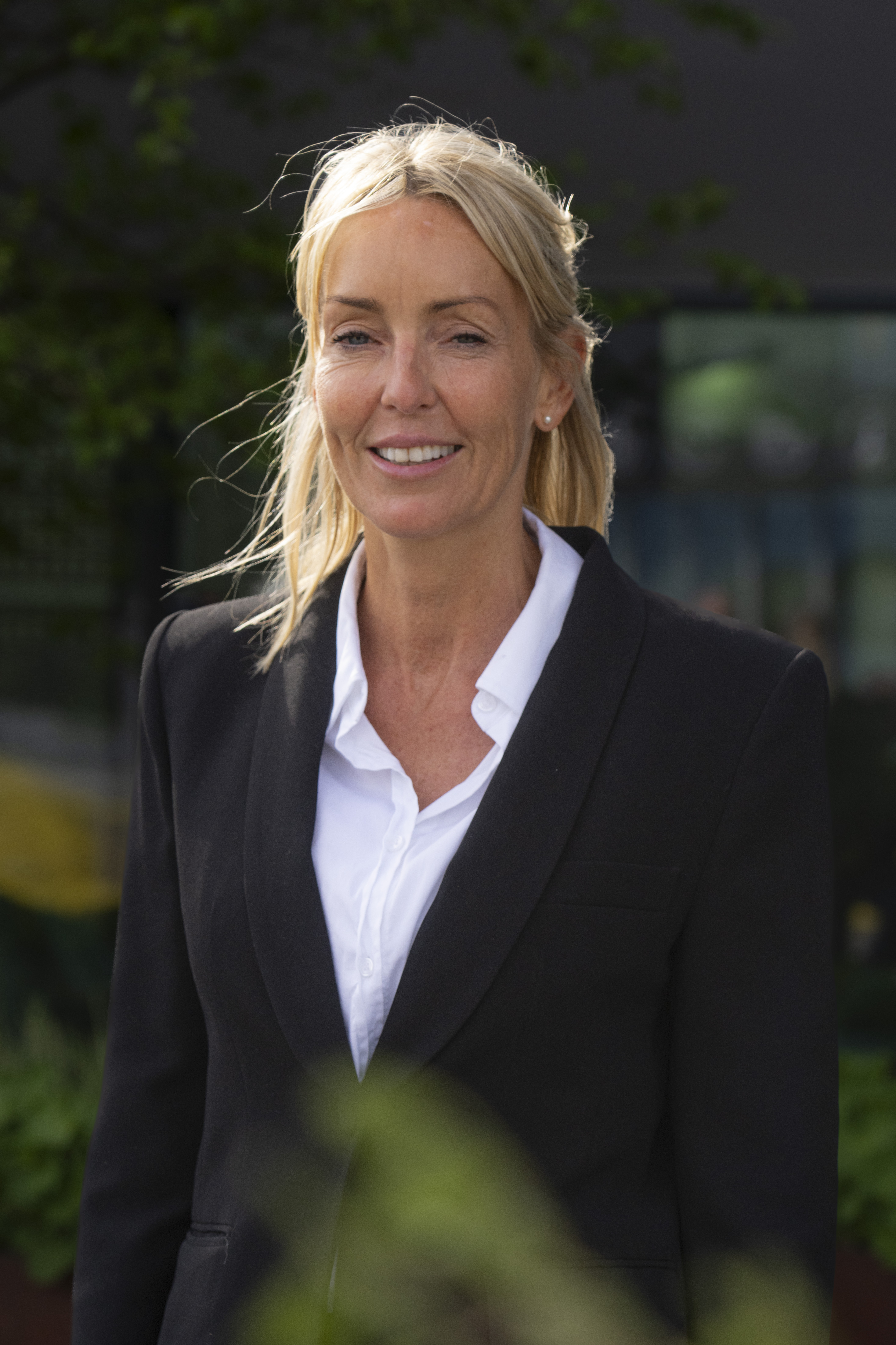 En person i dress som smiler