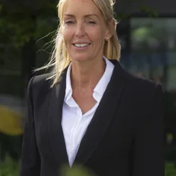 En person i dress som smiler