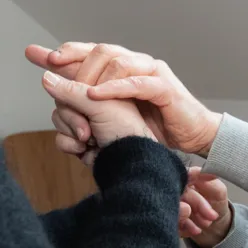 Et nærbilde av hender som holder i hverandre