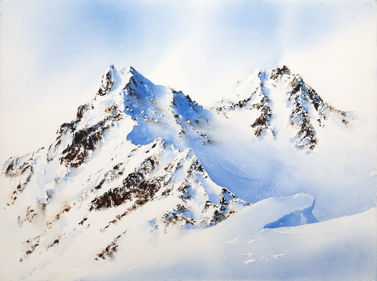 Et snødekt fjell med blå himmel