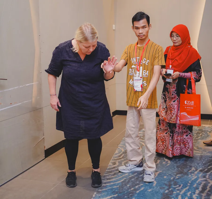 En gruppe mennesker som står i en korridor