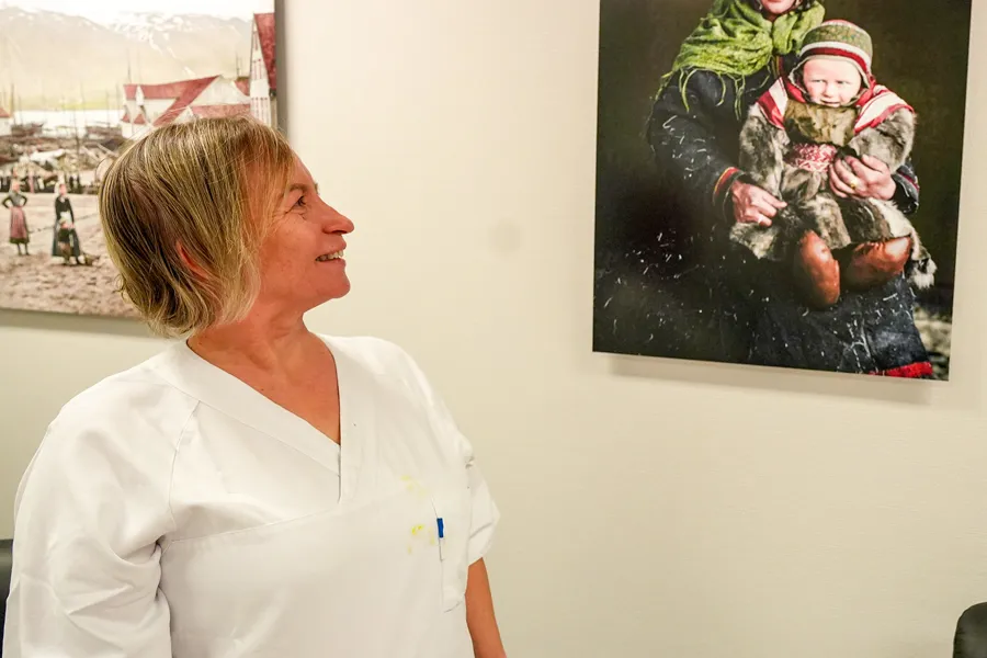 En person som ser på et maleri