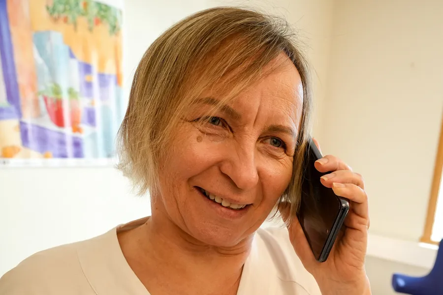 En person som snakker i mobiltelefon