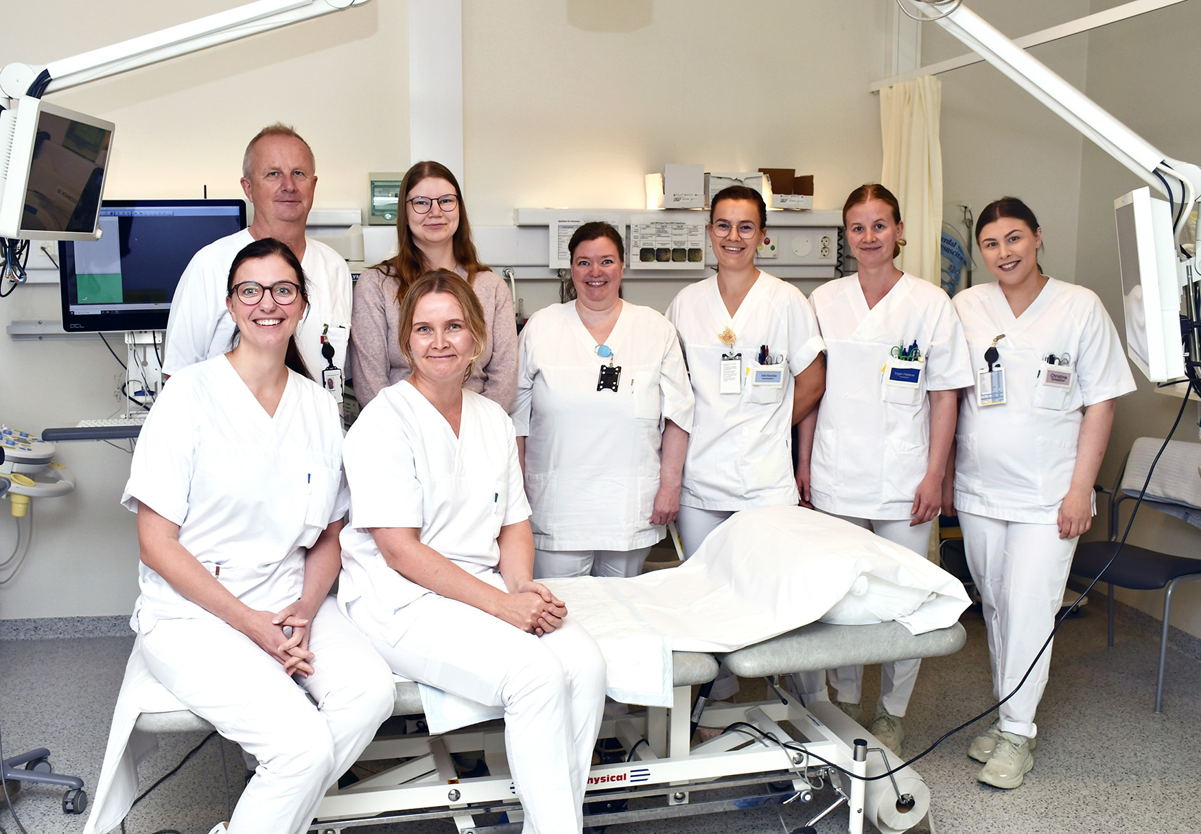 En gruppe mennesker i hvite laboratoriefrakker