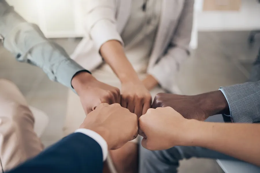 5 hender i hilsende positur