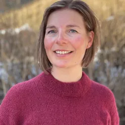 En person som smiler til kameraet