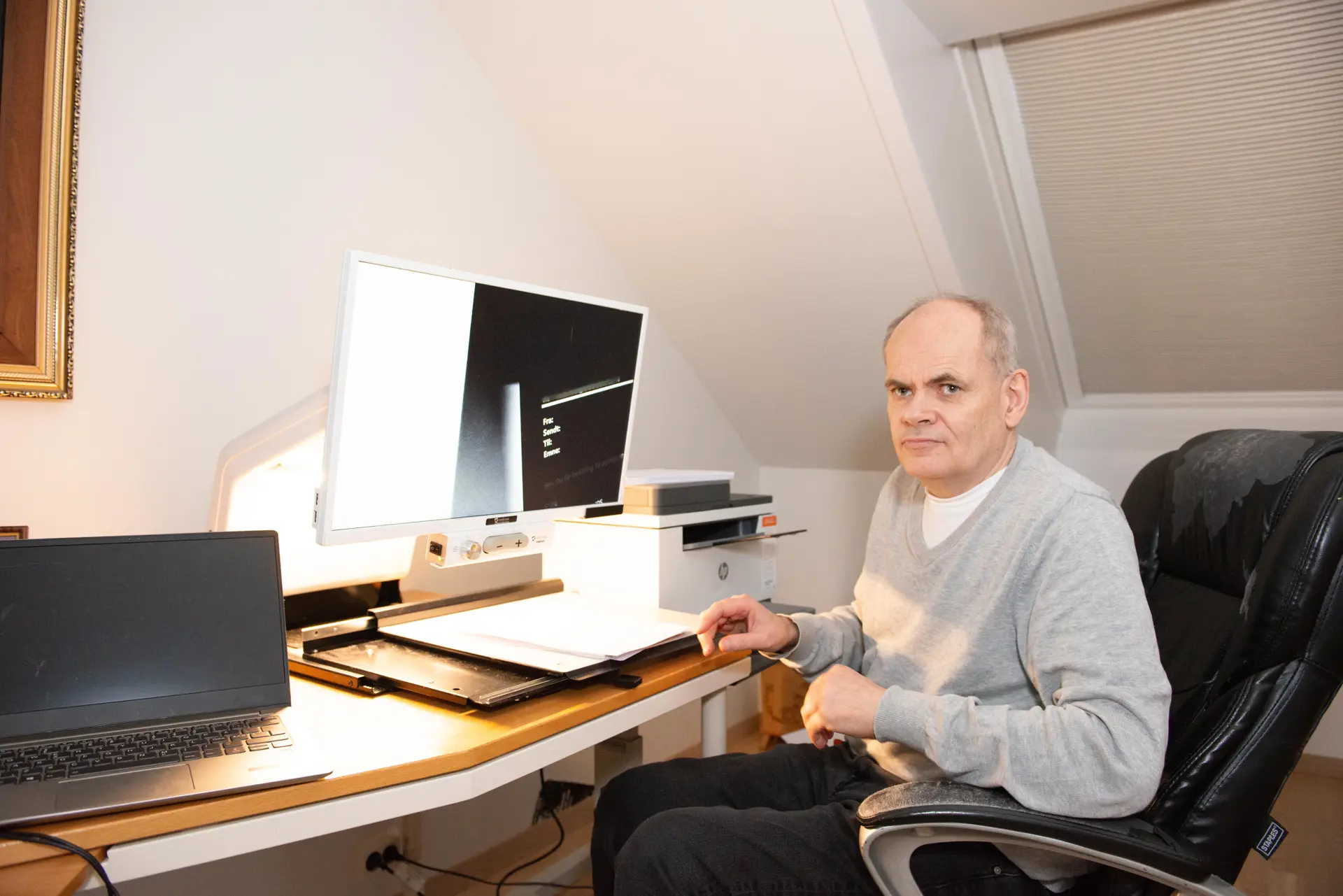Mann poserer foran datamaskinen