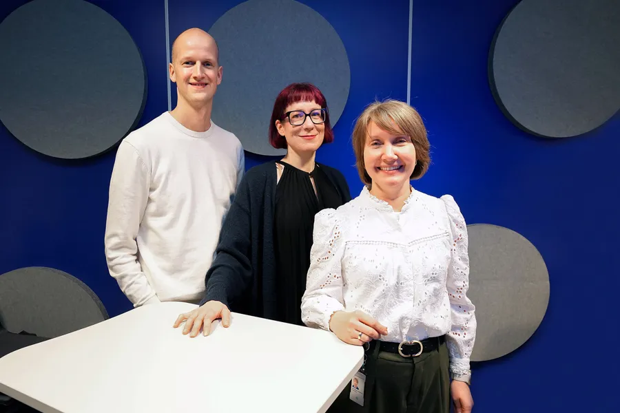 En gruppe mennesker som poserer for et bilde