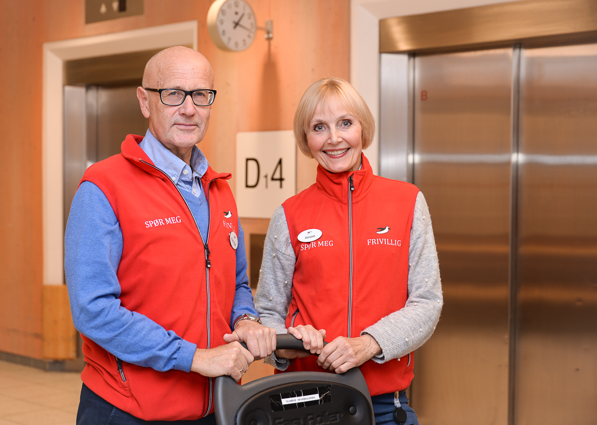 En mann og en kvinne som holder en rullestol