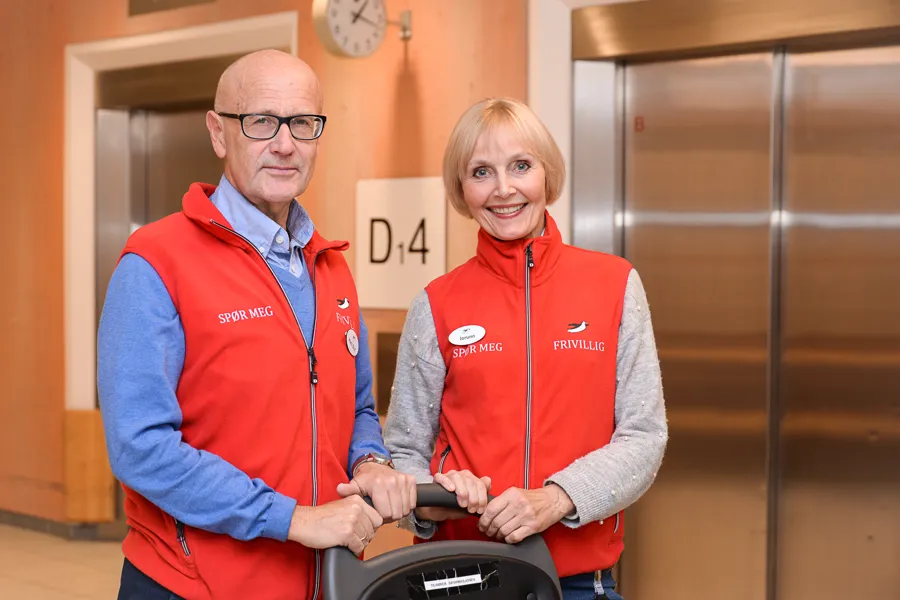 En mann og en kvinne som holder en rullestol