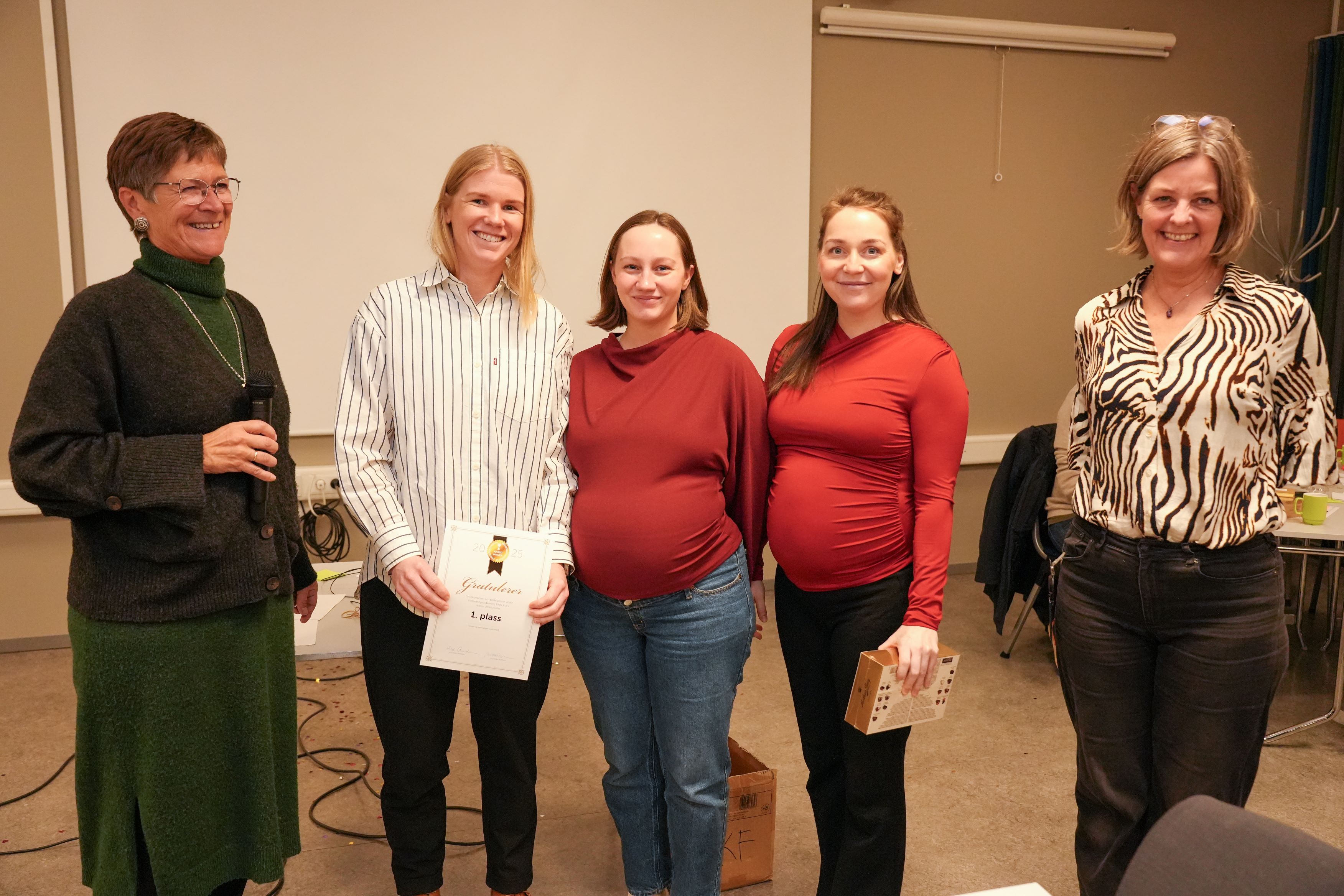 Tre konkurransedeltakere som får utdelt diplom og premie