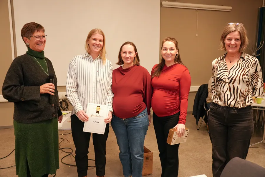 Tre konkurransedeltakere som får utdelt diplom og premie